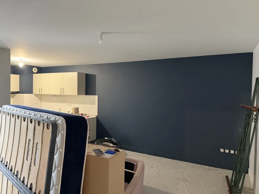 Salle de bains repeinte avec des rayures orange et blanches à Toulouse
