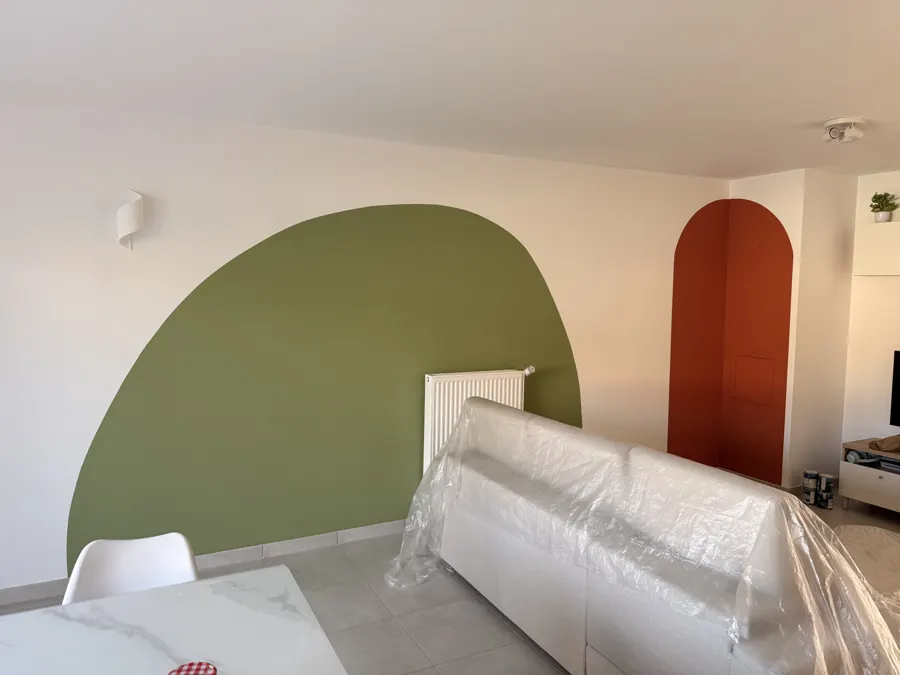 Composition de triangles colorés peints sur un mur de chambre à Castanet-Tolosan